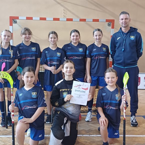 Zawody gminne w unihokeju młodszych dziewcząt.