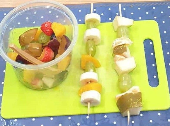 Sałatka owocowa, owocowe szaszłyki w klasie 1a.