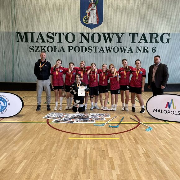 Szkoła Podstawowa nr 3 w Trzebini zdobyła Mistrzostwo Małopolski w unihokeju w kategorii Igrzysk Młodzieży Szkolnej.
